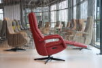 Elektrisch verstelbaar relaxfauteuil/relaxstoel met sta op functie voor lange mensen Twice Pro TW-282N van Meubelfabriek De Toekomst in Leer Oasis kleur Rood met 3 motoren en een accu. Direct leverbaar. - Afbeelding 3