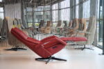 Elektrisch verstelbaar relaxfauteuil/relaxstoel met sta op functie voor lange mensen Twice Pro TW-282N van Meubelfabriek De Toekomst in Leer Oasis kleur Rood met 3 motoren en een accu. Direct leverbaar. - Afbeelding 5