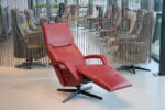 Elektrisch verstelbaar relaxfauteuil/relaxstoel met sta op functie voor lange mensen Twice Pro TW-282N van Meubelfabriek De Toekomst in Leer Oasis kleur Rood met 3 motoren en een accu. Direct leverbaar. - Afbeelding 9