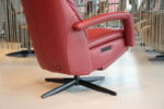 Elektrisch verstelbaar relaxfauteuil/relaxstoel met sta op functie voor lange mensen Twice Pro TW-282N van Meubelfabriek De Toekomst in Leer Oasis kleur Rood met 3 motoren en een accu. Direct leverbaar.
