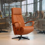 Elektrisch verstelbaar relaxfauteuil Twice TW-217 van meubelfabriek De Toekomst in Rancho leer kleur cognac met 3 motoren en een accu. Direct leverbaar.