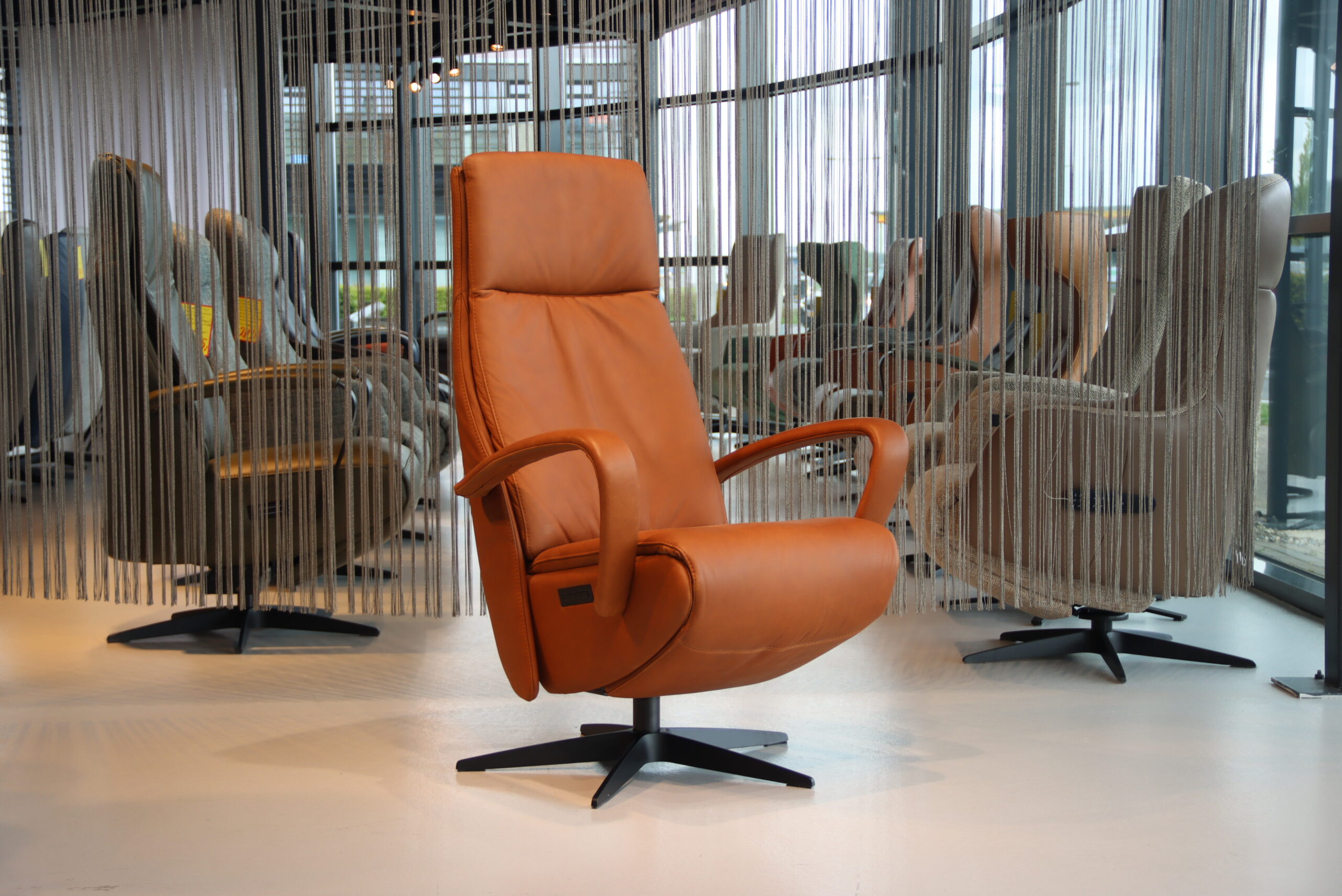 Elektrisch verstelbaar relaxfauteuil Twice TW-217 van meubelfabriek De Toekomst in Rancho leer kleur cognac met 3 motoren en een accu. Direct leverbaar. Elektrisch verstelbaar relaxfauteuil Twice TW-217 van meubelfabriek De Toekomst in Rancho leer kleur cognac met 3 motoren en een accu. Direct leverbaar.