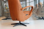 Elektrisch verstelbaar relaxfauteuil Twice TW-217 van meubelfabriek De Toekomst in Rancho leer kleur cognac met 3 motoren en een accu. Direct leverbaar. - Afbeelding 4