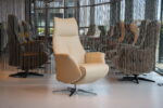 Elektrisch verstelbaar relaxfauteuil Twice TW-157N van meubelfabriek De Toekomst in Semira 5800 leer kleur beige met 3 motoren en een accu. Direct leverbaar.