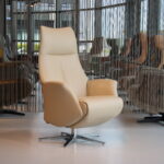 Elektrisch verstelbaar relaxfauteuil Twice TW-157N van meubelfabriek De Toekomst in Semira 5800 leer kleur beige met 3 motoren en een accu. Direct leverbaar.
