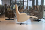 Elektrisch verstelbaar relaxfauteuil Twice TW-157N van meubelfabriek De Toekomst in Semira 5800 leer kleur beige met 3 motoren en een accu. Direct leverbaar. (kopie) - Afbeelding 11