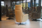 Elektrisch verstelbaar relaxfauteuil Twice TW-157N van meubelfabriek De Toekomst in Semira 5800 leer kleur beige met 3 motoren en een accu. Direct leverbaar. (kopie) - Afbeelding 5