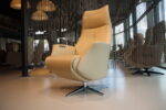 Elektrisch verstelbaar relaxfauteuil Twice TW-157N van meubelfabriek De Toekomst in Semira 5800 leer kleur beige met 3 motoren en een accu. Direct leverbaar.