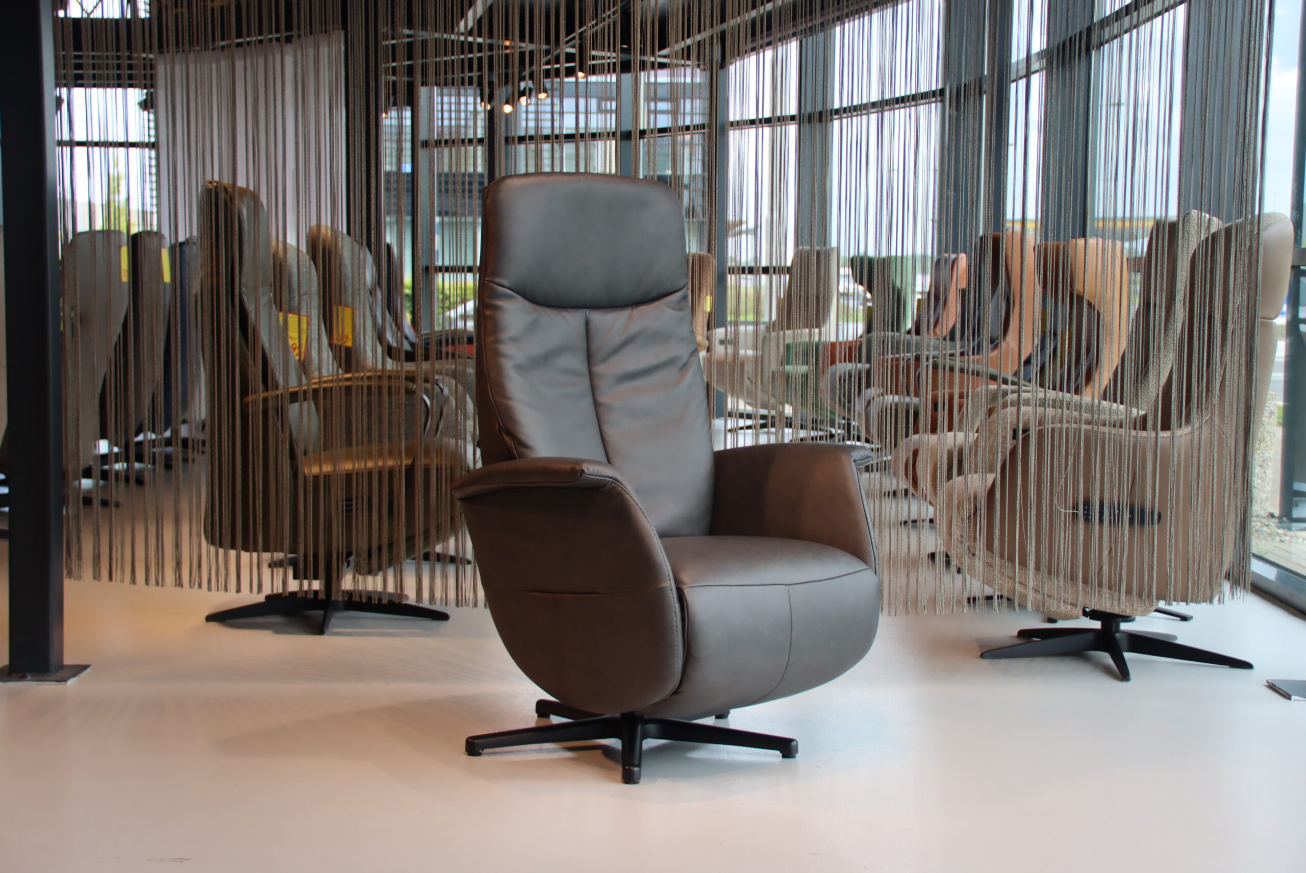 Elektrisch verstelbare relaxfauteuil/relaxstoel Feelz FZ-100 van Meubelfabriek De Toekomst in Leer kleur Antraciet met 2 motoren en een accu. Direct leverbaar. Elektrisch verstelbare relaxfauteuil/relaxstoel Feelz FZ-100 van Meubelfabriek De Toekomst in Leer kleur Antraciet met 2 motoren en een accu. Direct leverbaar.