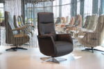 Elektrisch verstelbaar relaxfauteuil/relaxstoel met sta op functie Fab5 F5-100N van Meubelfabriek De Toekomst in Leer Semira 5000 kleur zwart met 2 motoren en een accu. Direct leverbaar.