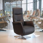 Elektrisch verstelbaar relaxfauteuil/relaxstoel met sta op functie Fab5 F5-100N van Meubelfabriek De Toekomst in Leer Semira 5000 kleur zwart met 2 motoren en een accu. Direct leverbaar.