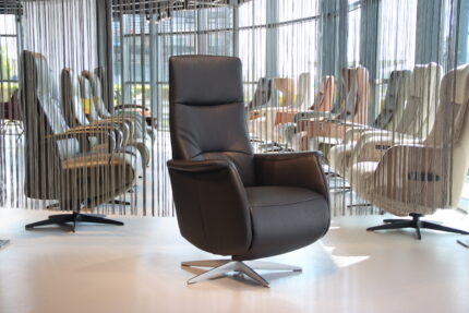 Elektrisch verstelbaar relaxfauteuil/relaxstoel met sta op functie Fab5 F5-100N van Meubelfabriek De Toekomst in Leer Semira 5000 kleur zwart met 2 motoren en een accu. Direct leverbaar.