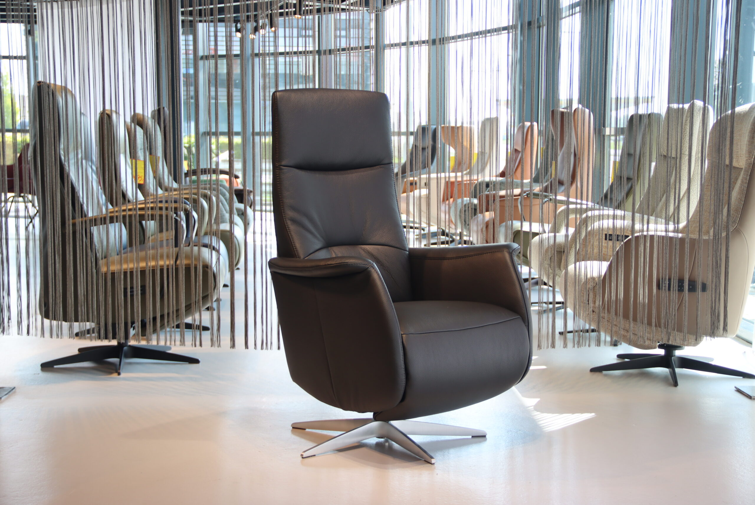 Elektrisch verstelbaar relaxfauteuil/relaxstoel met sta op functie Fab5 F5-100N van Meubelfabriek De Toekomst in Leer Semira 5000 kleur zwart met 2 motoren en een accu. Direct leverbaar. Elektrisch verstelbaar relaxfauteuil/relaxstoel met sta op functie Fab5 F5-100N van Meubelfabriek De Toekomst in Leer Semira 5000 kleur zwart met 2 motoren en een accu. Direct leverbaar.