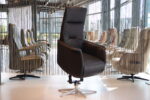 Elektrisch verstelbaar relaxfauteuil/relaxstoel met sta op functie Fab5 F5-100N van Meubelfabriek De Toekomst in Leer Semira 5000 kleur zwart met 2 motoren en een accu. Direct leverbaar. - Afbeelding 2