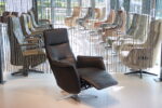 Elektrisch verstelbaar relaxfauteuil/relaxstoel met sta op functie Fab5 F5-100N van Meubelfabriek De Toekomst in Leer Semira 5000 kleur zwart met 2 motoren en een accu. Direct leverbaar. - Afbeelding 7