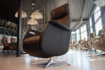 Elektrisch verstelbaar relaxfauteuil/relaxstoel met sta op functie Fab5 F5-100N van Meubelfabriek De Toekomst in Leer Semira 5000 kleur zwart met 2 motoren en een accu. Direct leverbaar.