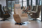 Handmatig verstelbare relaxfauteuil/relaxstoel Feelz FZ-R02A04 van Meubelfabriek De Toekomst in Stof Mito kleur Desert 109. Direct leverbaar.