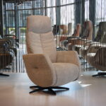 Handmatig verstelbare relaxfauteuil/relaxstoel Feelz FZ-R02A04 van Meubelfabriek De Toekomst in Stof Mito kleur Desert 109. Direct leverbaar.