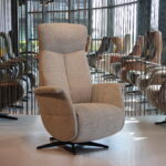 Handmatig verstelbare relaxfauteuil/relaxstoel Feelz FZ-R01A02 van Meubelfabriek De Toekomst in Stof Mito kleur Desert 109. Direct leverbaar.