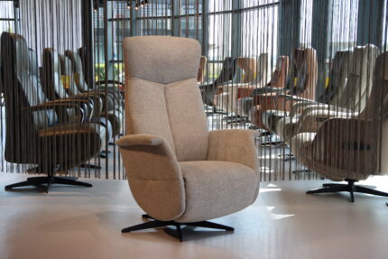 Handmatig verstelbare relaxfauteuil/relaxstoel Feelz FZ-R01A02 van Meubelfabriek De Toekomst in Stof Mito kleur Desert 109. Direct leverbaar.