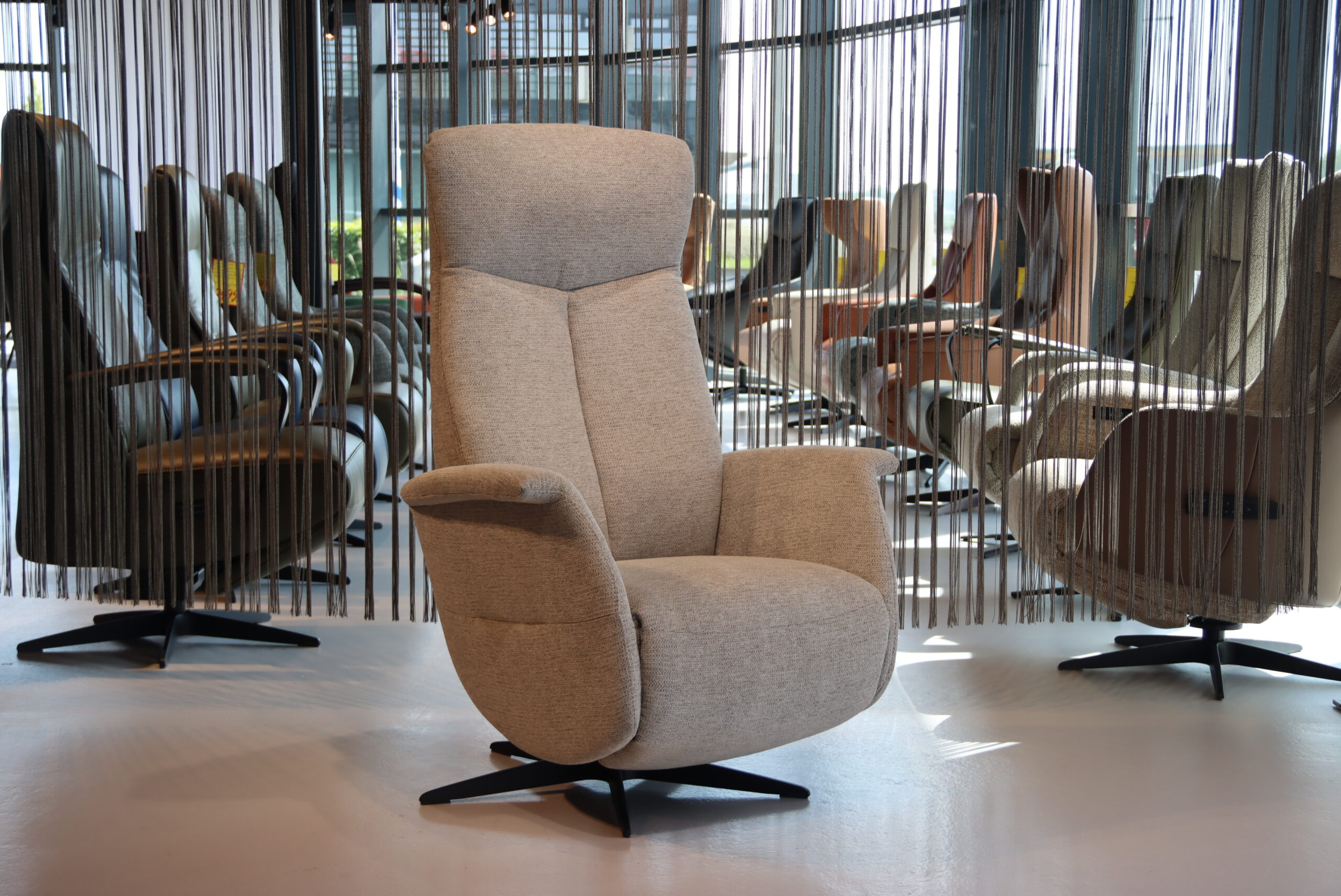Handmatig verstelbare relaxfauteuil/relaxstoel Feelz FZ-R01A02 van Meubelfabriek De Toekomst in Stof Mito kleur Desert 109. Direct leverbaar.