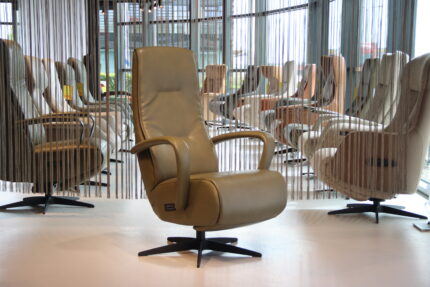 Elektrische verstelbare relaxfauteuil/relaxstoel Roos van Meubelfabriek Gealux in Leer Polo 1102 kleur Olijfgroen. Direct leverbaar.