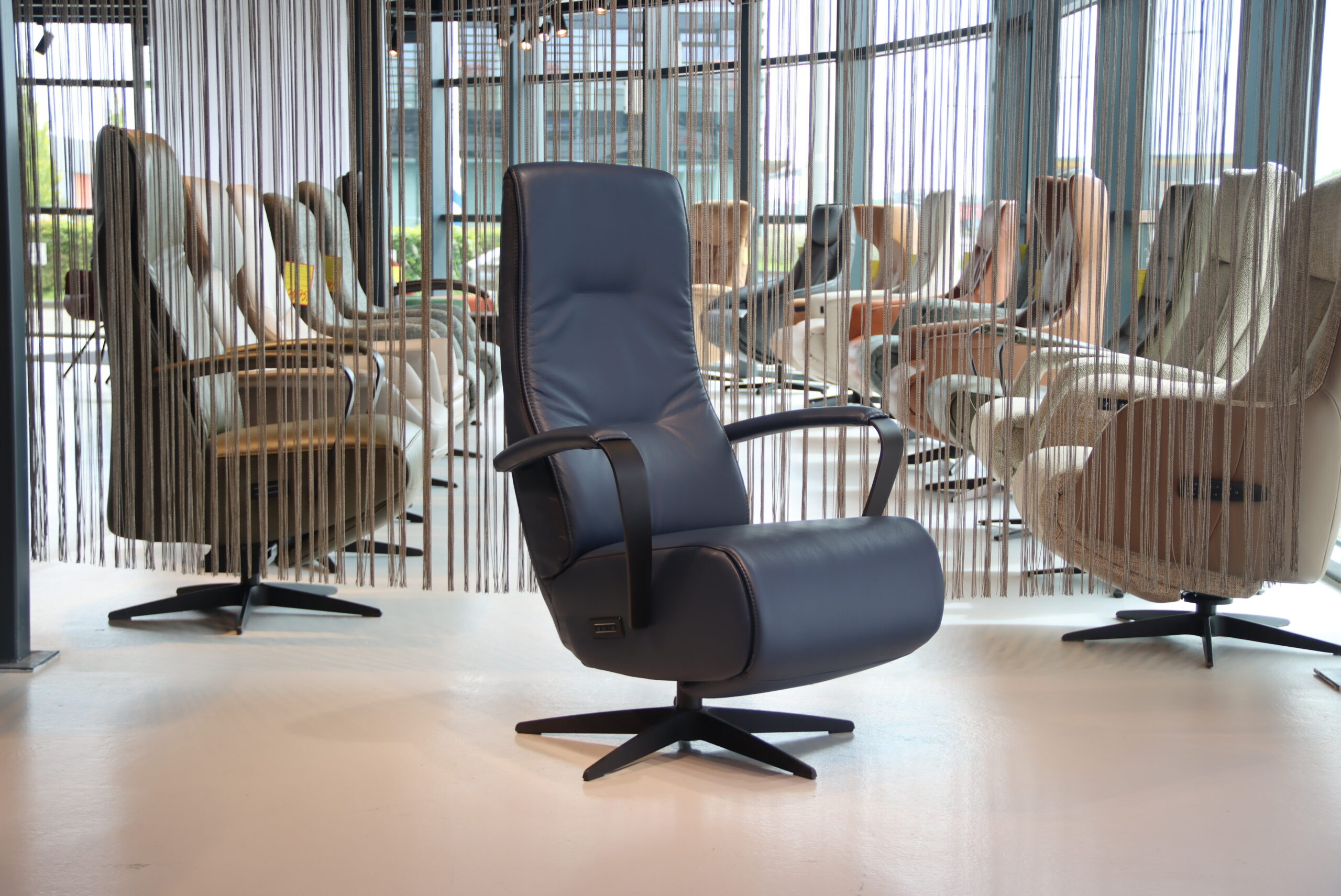 Elektrische verstelbare relaxfauteuil/relaxstoel Dahlia van Meubelfabriek Gealux in Leer Polo 1010kleur blauw. Direct leverbaar.