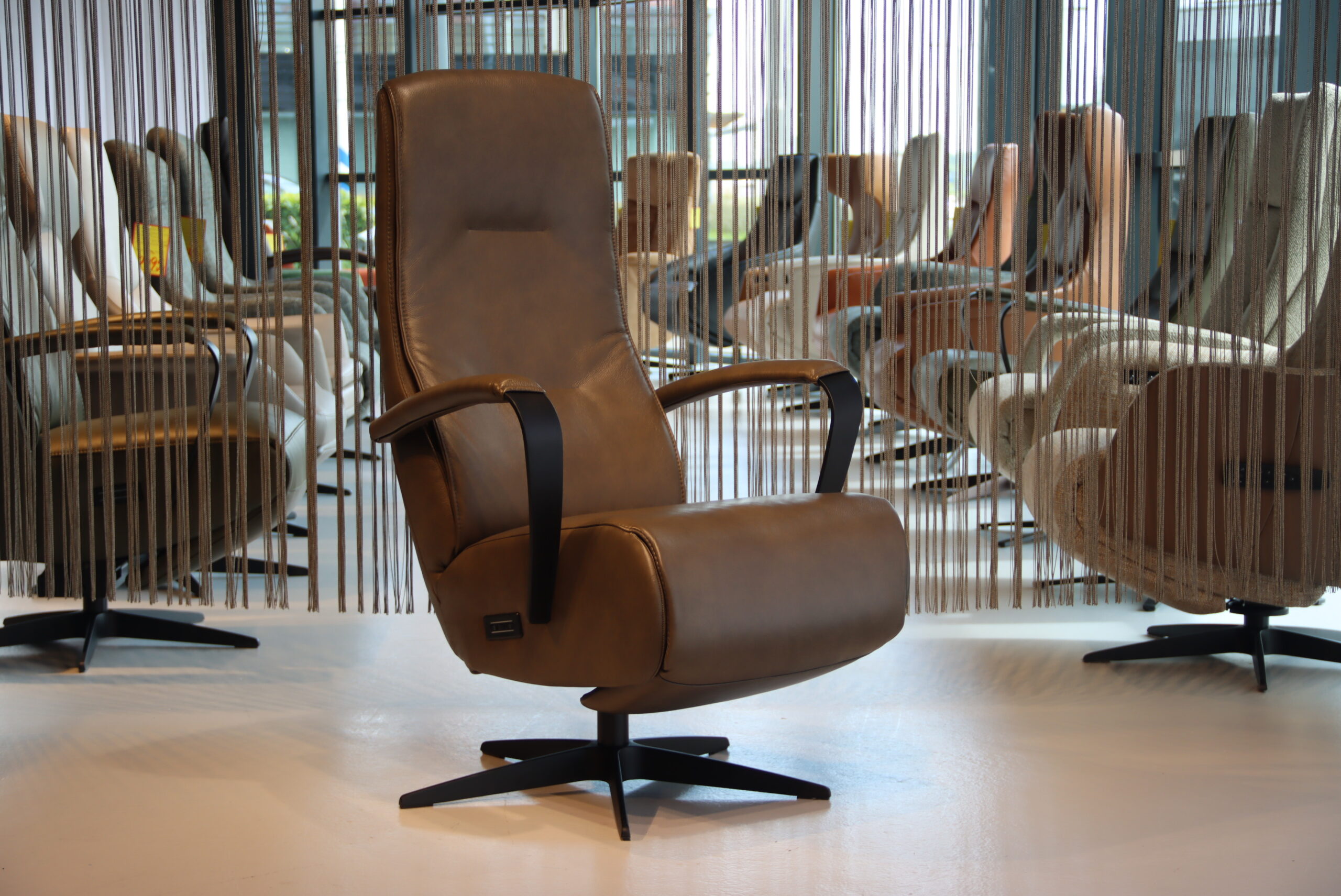 Elektrisch verstelbare relaxfauteuil / relaxstoel Dahlia van Gealux in leer . Direct leverbaar. Elektrisch verstelbare relaxfauteuil / relaxstoel Dahlia van Gealux in leer . Direct leverbaar.