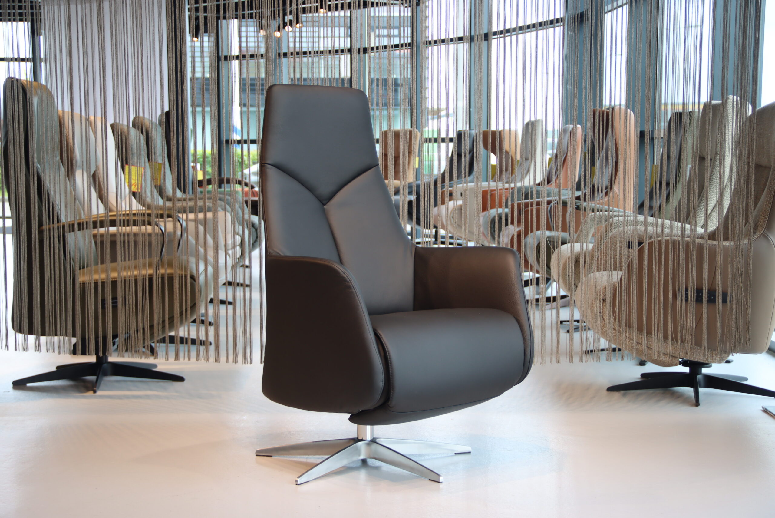 Gealux relaxfauteuil / relaxstoel Bloom Anemone in leer zwart met 2 motoren en een accu. Direct leverbaar. Gealux relaxfauteuil / relaxstoel Bloom Anemone in leer zwart met 2 motoren en een accu. Direct leverbaar.