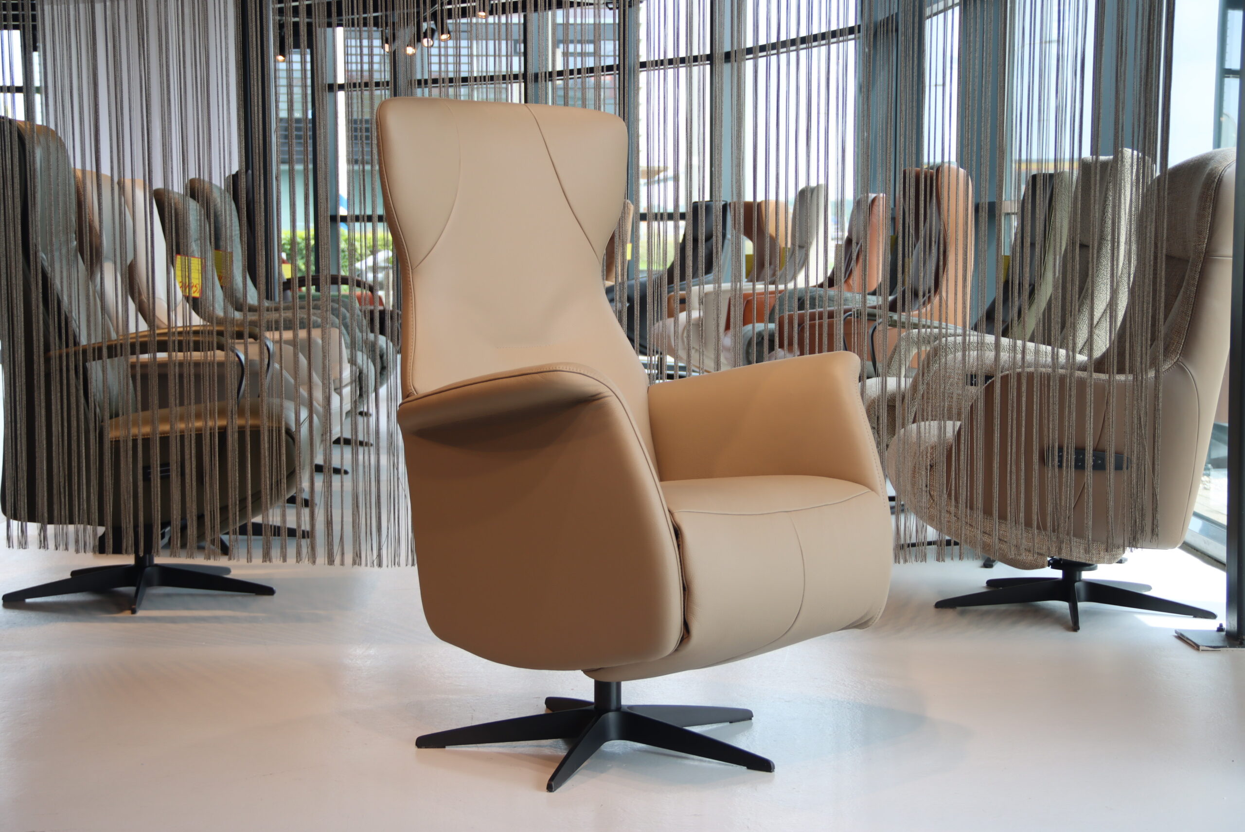 Gealux relaxfauteuil / sta-op-stoel voor lange mensen in leer GLX-044 maat XXL 2 motoren met accu. Direct leverbaar. Gealux relaxfauteuil / sta-op-stoel voor lange mensen in leer GLX-044 maat XXL 2 motoren met accu. Direct leverbaar.