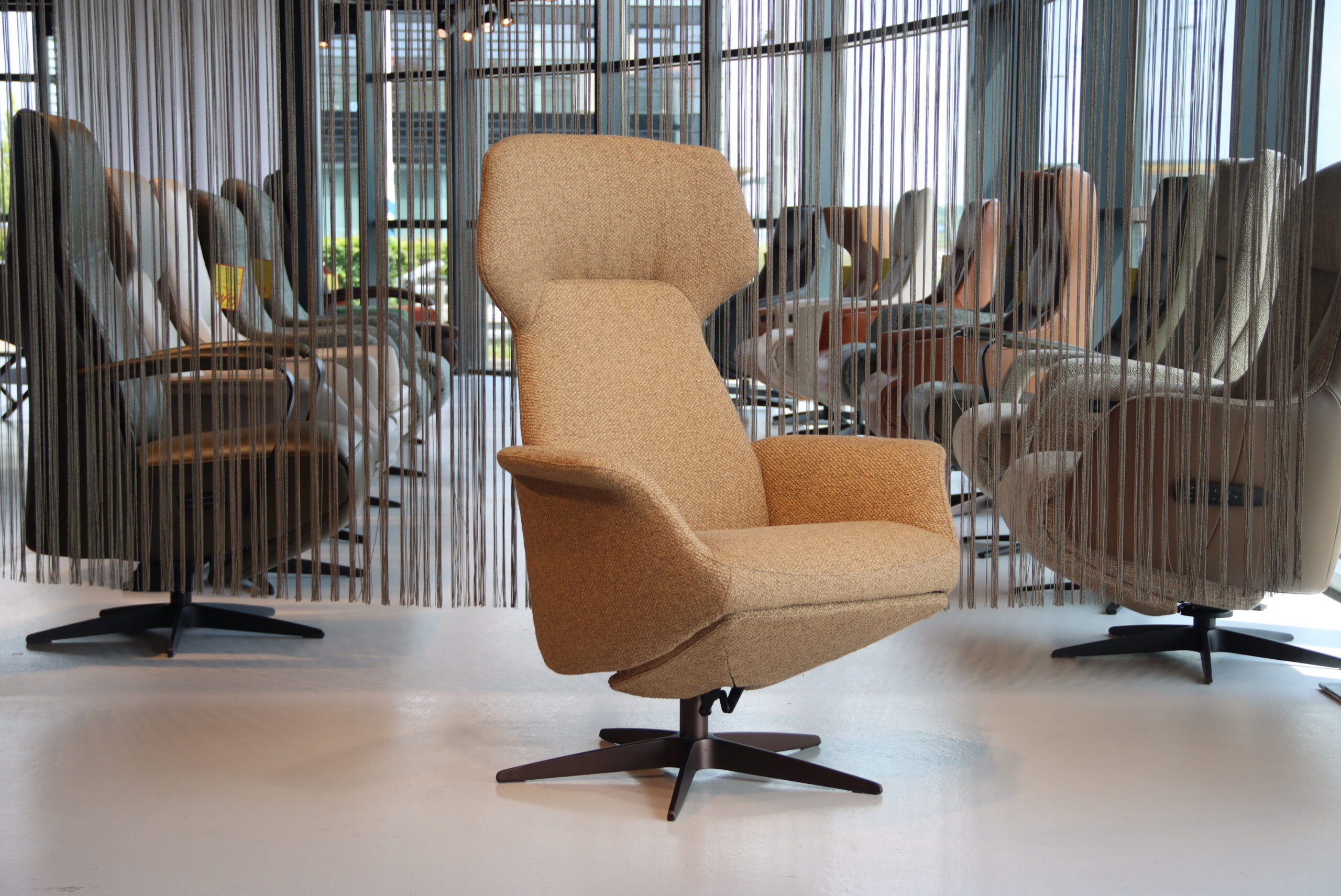 Gealux Arc 8060 modern design relaxfauteuil / relaxstoel in stof met 2 motoren en een accu. Direct leverbaar. Gealux Arc 8060 modern design relaxfauteuil / relaxstoel in stof met 2 motoren en een accu. Direct leverbaar.