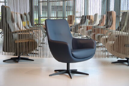 Gealux Koraal bijzetfauteuil / draaifauteuil design in blauw leer. Direct leverbaar.