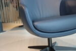 Gealux Koraal bijzetfauteuil / draaifauteuil design in blauw leer. Direct leverbaar. - Afbeelding 6