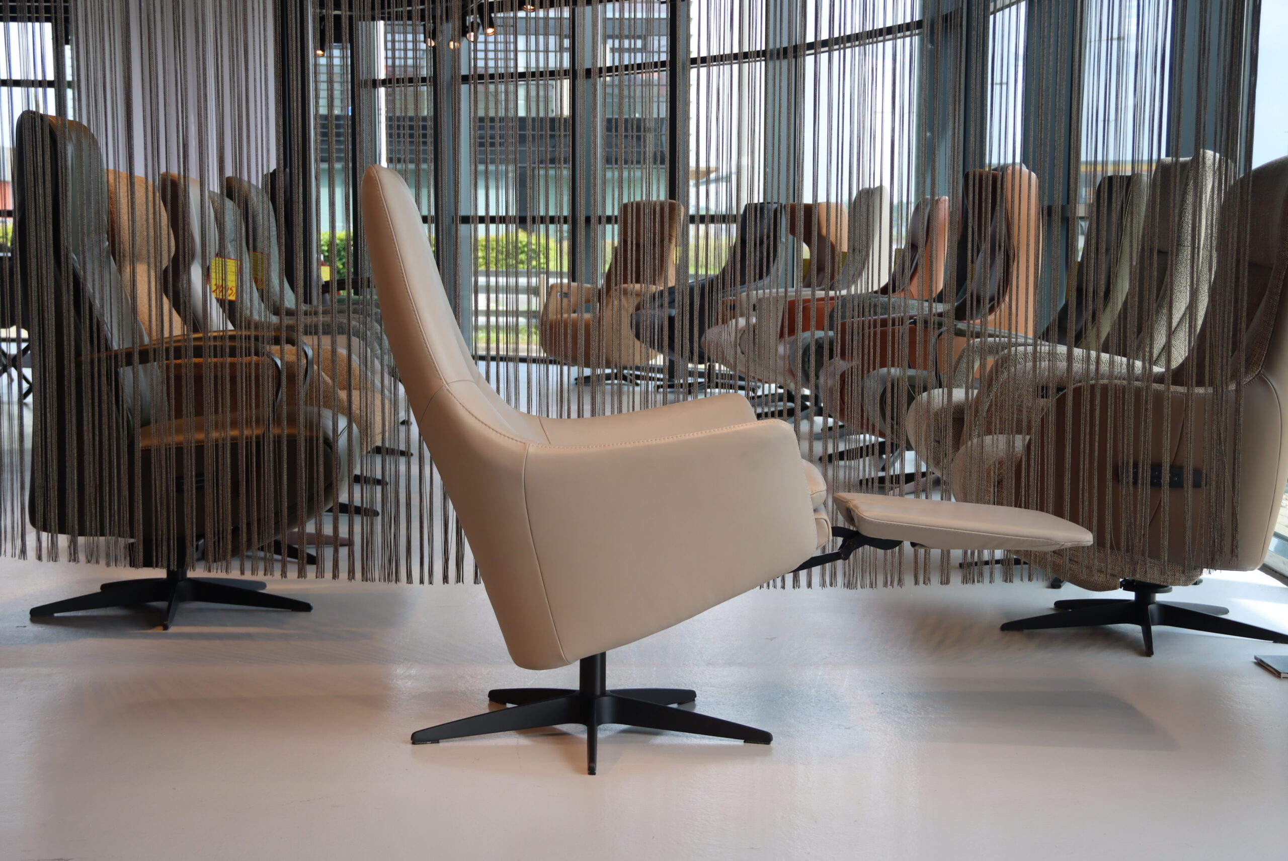 Gealux Arc 8027 modern design relaxfauteuil / relaxstoel in leer met 2 motoren en een accu. Direct leverbaar.