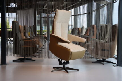 Gealux relaxfauteuil / sta-op-stoel in leer GLX-012-25 maat large 2 motoren met accu. Direct leverbaar.