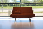 Havee Cloak Sky fauteuil/loveseat met armblok 130 cm breed in Ploegstof. Direct leverbaar.