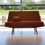 Havee Cloak Sky fauteuil/loveseat met armblok 130 cm breed in Ploegstof. Direct leverbaar.