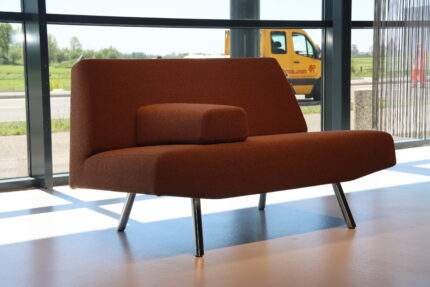 Havee Cloak Sky loveseat + armblok stof Kvadrat 130 cm breed