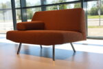 Havee Cloak Sky fauteuil/loveseat met armblok 130 cm breed in Ploegstof. Direct leverbaar. - Afbeelding 3