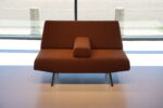 Havee Cloak Sky fauteuil/loveseat met armblok 130 cm breed in Ploegstof. Direct leverbaar. - Afbeelding 4