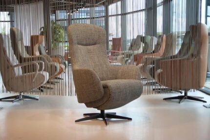 Elektrisch verstelbare relaxfauteuil / relaxstoel voor lange mensen Twice Pro TW-305N van meubelfabriek De Toekomst XXL in Ploegstof Mida 85 Avocado met 3 motoren en een accu. Direct leverbaar.