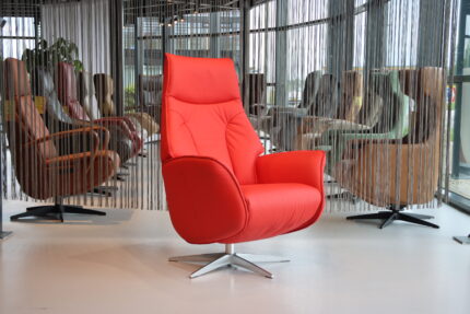 Elektrisch verstelbaar relaxfauteuil / relaxstoel Twice Pro TW-045N van De Toekomst 3 motoren met accu. Leer 9150 kleur rood. Direct leverbaar.