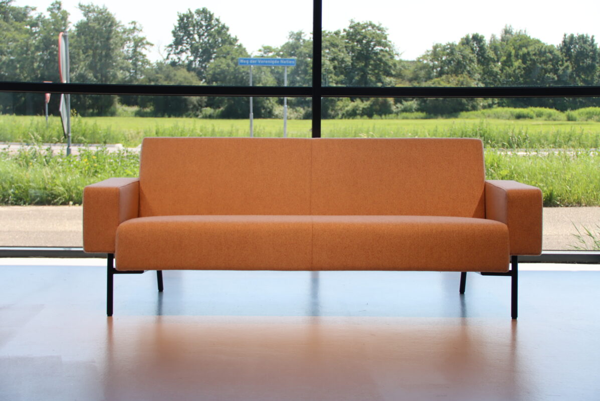 Havee Cloak Design bank Bay 3 zits in stof Wales 10 kleur zand 210 cm breed. Direct Leverbaar.