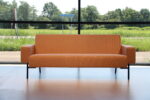 Havee Cloak Design bank Bay 3 zits in stof Wales 10 kleur zand 210 cm breed. Direct Leverbaar.