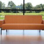 Havee Cloak Design bank Bay 3 zits in stof Wales 10 kleur zand 210 cm breed. Direct Leverbaar.