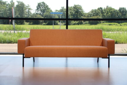 Havee Cloak Design bank Bay 3 zits in stof Wales 10 kleur zand 210 cm breed. Direct Leverbaar.