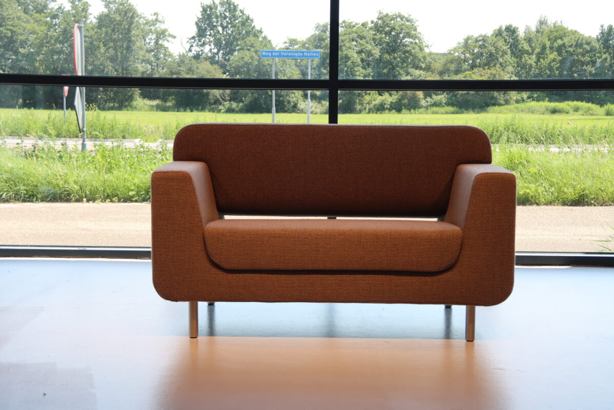 Havee Cloak bank Loveseat Source 140 cm breed. Stof Spectrum kleur Taupe. Direct Leverbaar.
