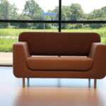 Havee Cloak bank Loveseat Source 140 cm breed. Stof Spectrum kleur Taupe. Direct Leverbaar.