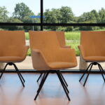 4 x Elmar Topform (Gealux) eetkamerstoel in stof met draaipoot. Direct leverbaar.