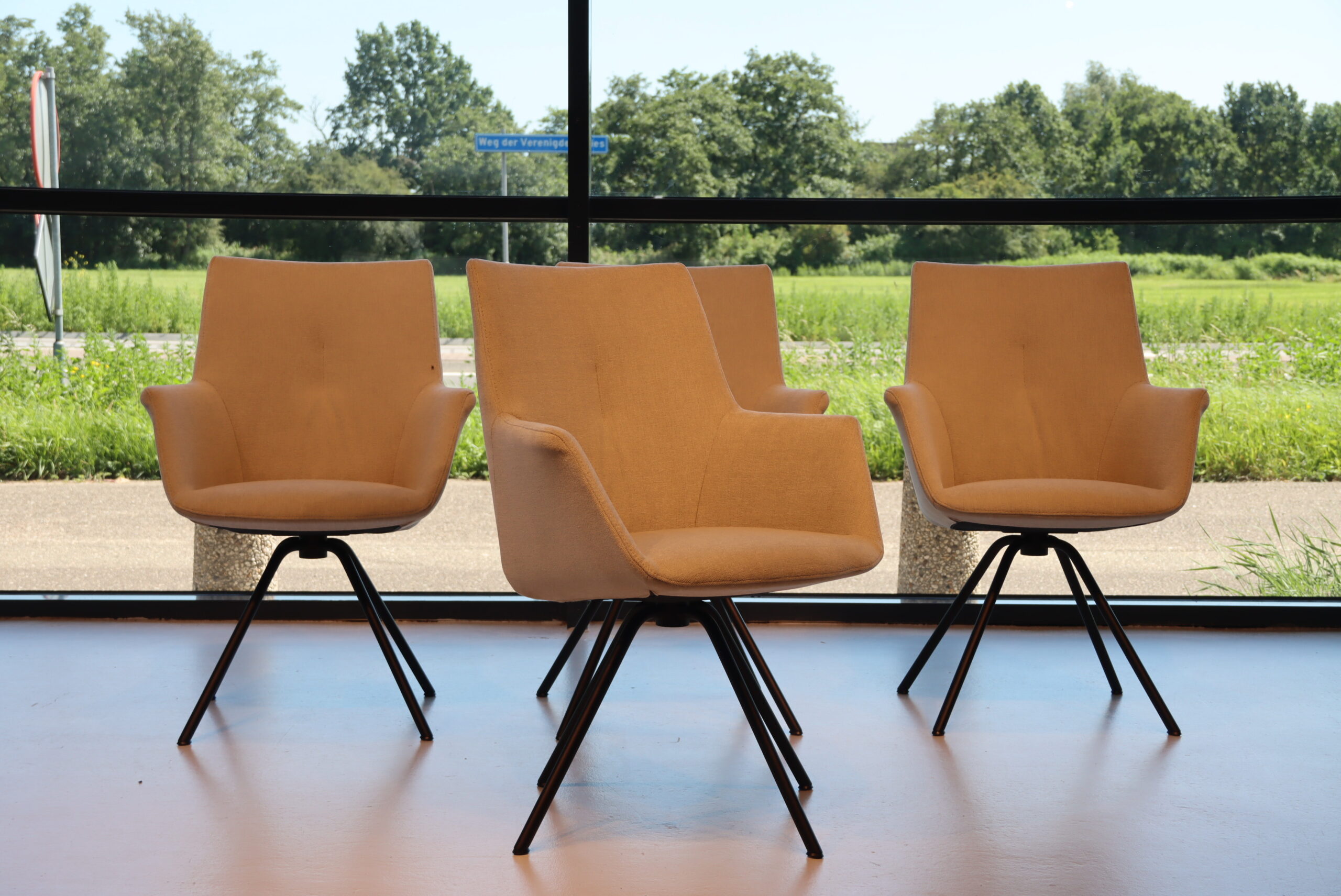 4 x Elmar Topform (Gealux) eetkamerstoel in stof met draaipoot. Direct leverbaar. 4 x Elmar Topform (Gealux) eetkamerstoel in stof met draaipoot. Direct leverbaar.